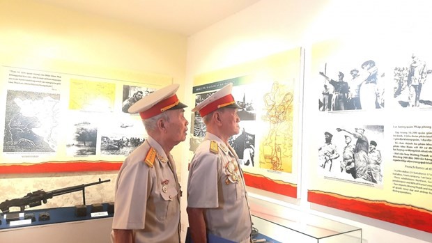 Los coroneles Nguyen Huu Tai y Nguyen Thu emocinados al ver las imagenes sobre la campaña de Dien Bien Phu. (Foto: vov2.vov.vn)
