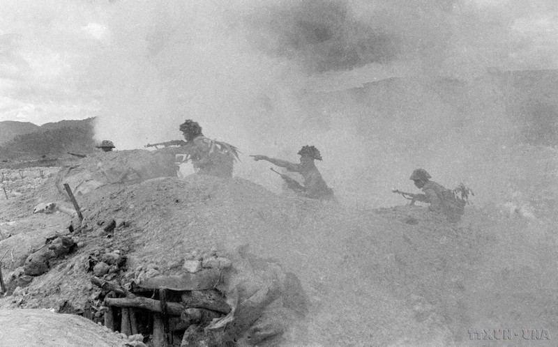 Los soldados vietnamitas atacan a los enemigos en la colina A1. (Foto: VNA)
