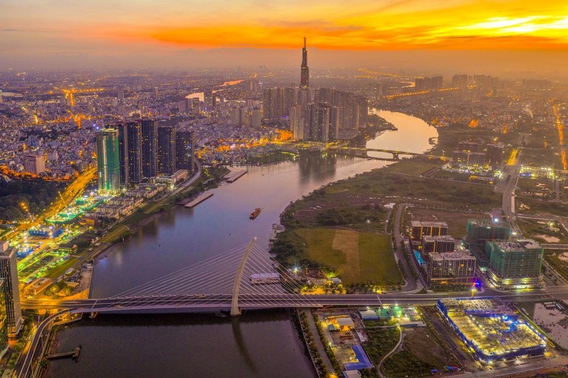 Desde arriba, se ve la arquitectura urbana de Ciudad Ho Chi Minh con numerosas obras impresionantes a la orilla del río Saigón.