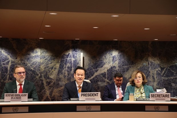 El embajador Phan Mai Dung, representante permanente de Vietnam ante la ONU, la OMC y otros organismos internacionales en Ginebra, preside la XIV sesión de la Comisión de Inversión, Empresa y Desarrollo de la UNCTAD. (Foto: VNA)