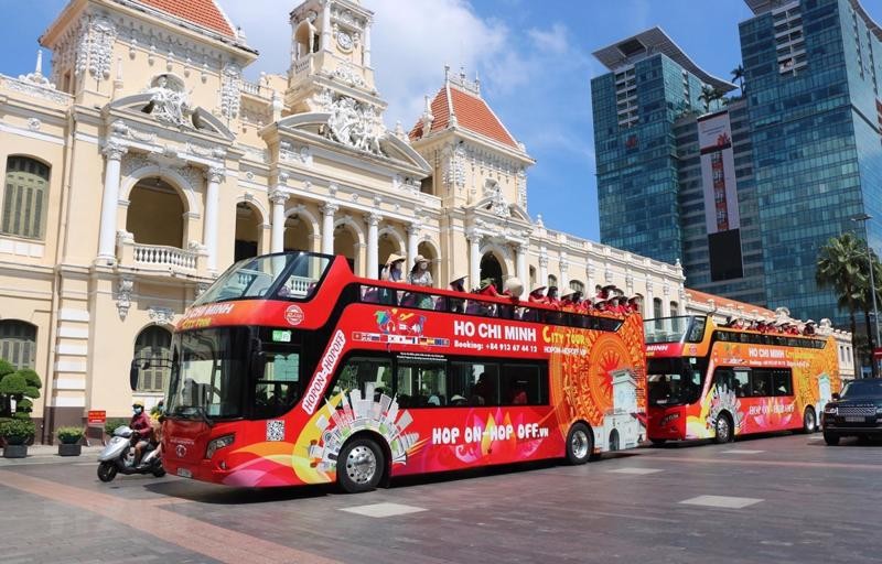 Los turistas se unen a un recorrido por la urbe en Ciudad Ho Chi Minh (Foto: VNA)