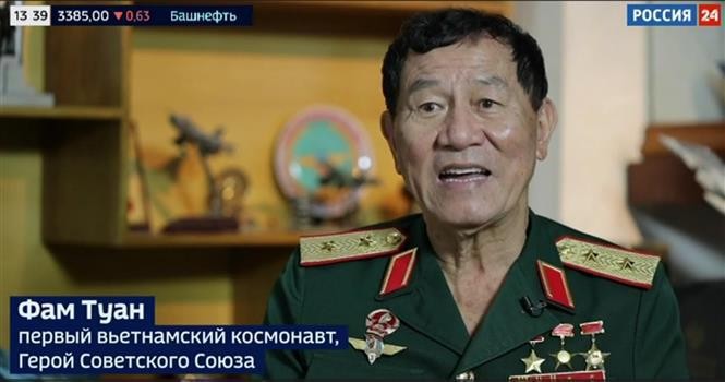 El teniente general Pham Tuan, Héroe de las Fuerzas Armadas Populares de Vietnam, concedió una entrevista al canal de televisión ruso Rusia-24. (Foto: VNA)