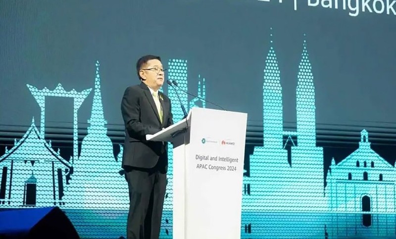 El ministro de DES, Prasert Jantararuangtong, anuncia recientemente la iniciativa en el Congreso Huawei Digital and Intelligence APAC 2024 en Bangkok. (Foto: pattayamail.com)