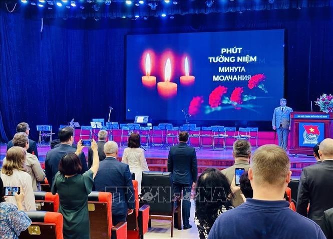 Los participantes del evento toman un momento de silencio para conmemorar a los fallecidos en la Gran Guerra Patria, así como en las guerras por la liberación nacional de Vietnam (Foto: VNA)