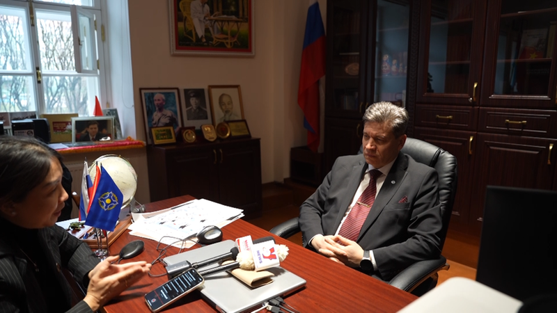 El profesor Valdimir Kolotov, director del Instituto Ho Chi Minh, de la Universidad Nacional de San Petersburgo, en la entrevista con la VNA (Foto: VNA)