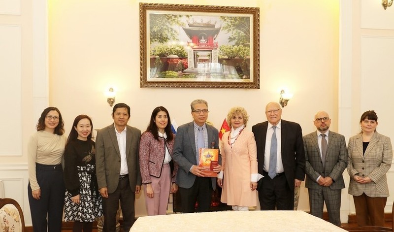 El embajador vietnamita en Rusia, Dang Minh Khoi, (en el medio) y los delegados en la cita. (Foto: VNA)
