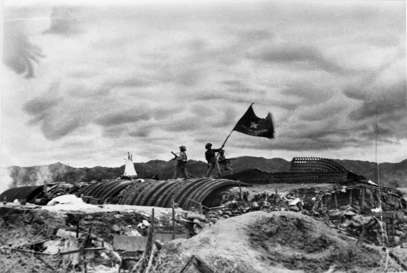 El 7 de mayo de 1954, todo el bastión de Dien Bien Phu fue destruido por las tropas vietnamitas. La bandera "Decididos a luchar, decididos a vencer" del Ejército Popular Vietnamita ondea sobre el búnker del general francés De Castries. (Foto: VNA)