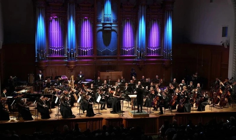 La Orquesta Sinfónica Académica Estatal de Moscú actúa una obra (Foto: VNA)