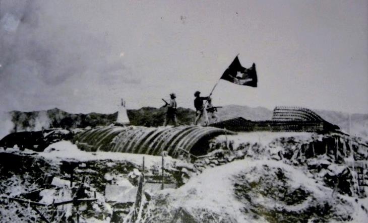 La bandera "Decididos a luchar, decididos a vencer" del Ejército Popular Vietnamita ondea sobre el búnker del general francés De Castries. (Foto de archivo: VNA)