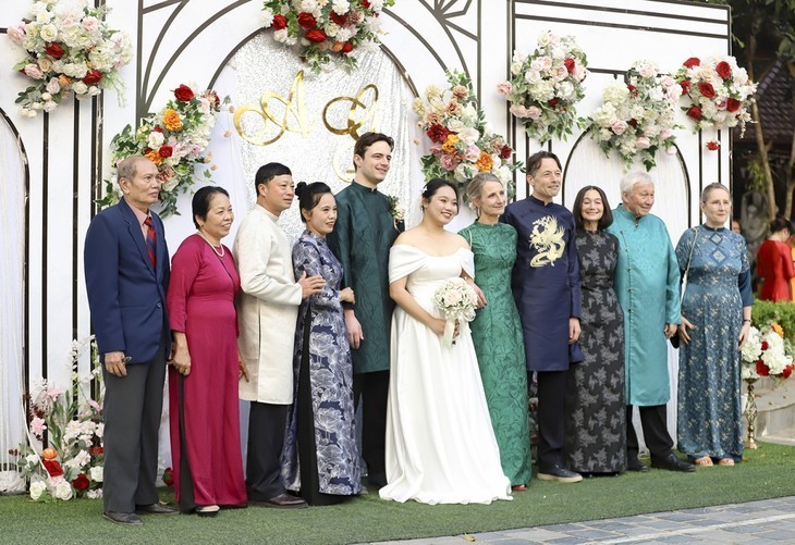 La novia Tran Ngoc Quynh Anh y el novio Guillaume Richard, junto con sus familias en el día de su boda en Dien Bien. (Foto: VOV)