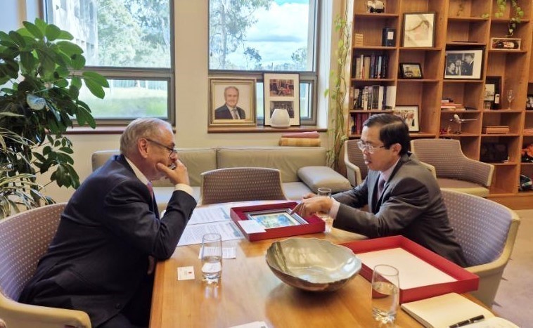 El embajador de Vietnam en Australia, Pham Hung Tam, se reúne con el ministro australiano de Comercio y Turismo, Don Farrell (Foto: VNA)