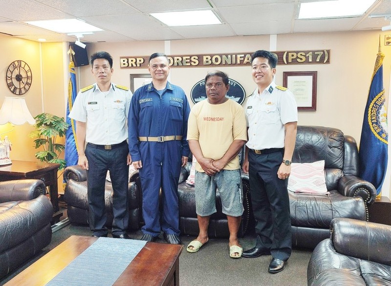 El oficial del Alto Mando de la Región Naval 4 de Vietnam (camisa blanca), el pescador filipino (camisa amarilla) y el personal de la patrullera filipina. (Foto: VNA)