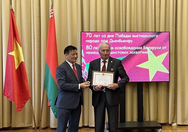 El embajador Dang Van Ngu entrega certificado a personas que aportan a la amistad entre los dos países. (Foto: VNA)