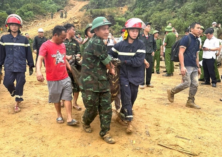 La fuerza de rescate rescata a víctimas del deslizamiento de tierra (Foto: VNA)