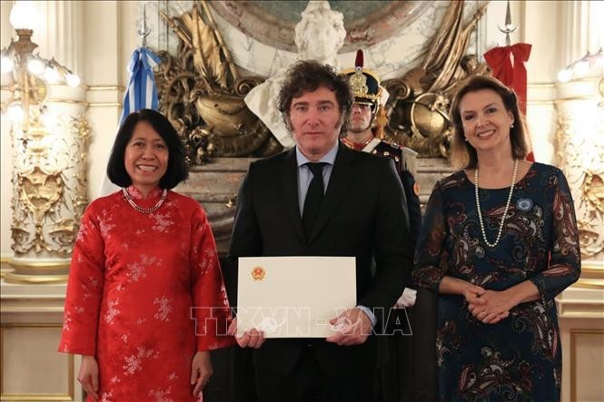 La embajadora de Vietnam en Argentina, Ngo Minh Nguyet (traje rojo), presenta sus cartas credenciales al presidente argentino, Javier Milei, con la presencia de la canciller argentina, Diana Mondino. (Foto:VNA)