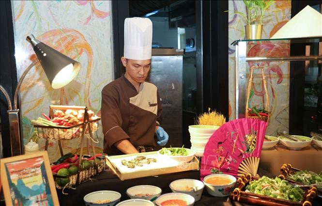 El chef Nguyen Viet Tin del hotel Hilton Da Nang ayuda a difundir los sabores vietnamitas en Singapur. (Foto: VNA)