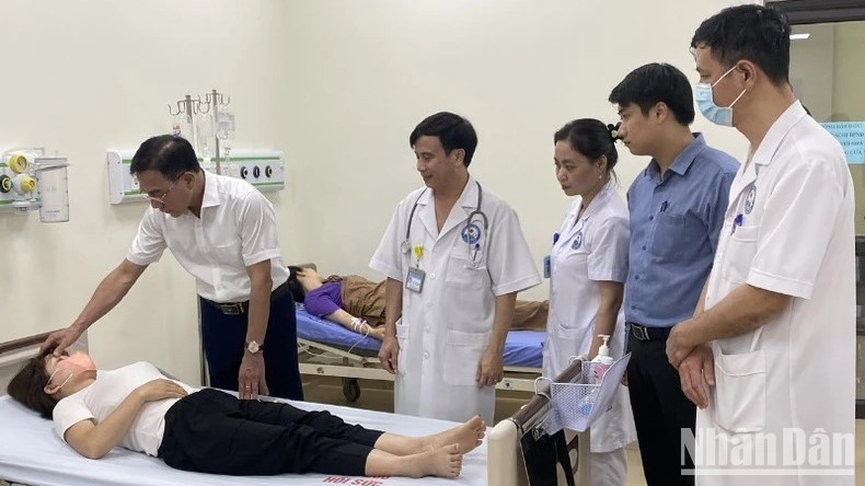 Atienden a personas que sufren intoxicación alimentaria en el Hospital General de Vinh Phuc.