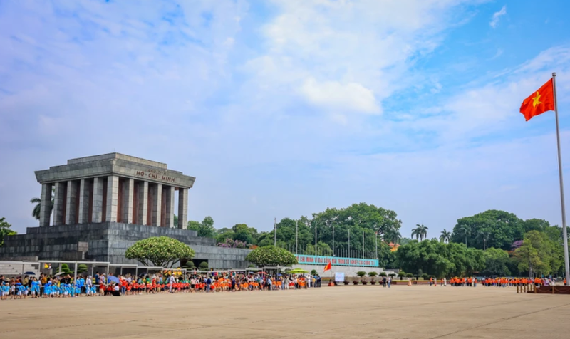 Casi 32 mil personas visitan Mausoleo de Ho Chi Minh. (Foto: VNA)