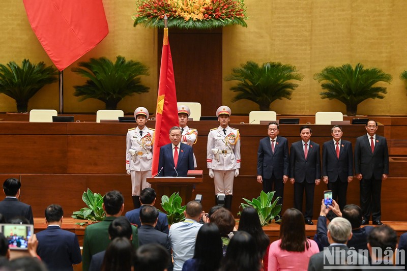 To Lam jura su cargo como Presidente de Vietnam