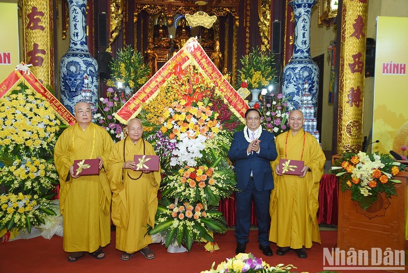 El primer ministro de Vietnam, Pham Minh Chinh, felicita a los dignatarios, monjes y seguidores del budismo por el Día de Vesak. 