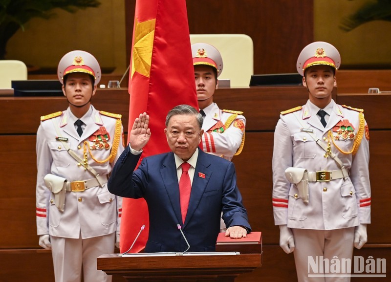 El presidente de Estado, To Lam, toma juramento.