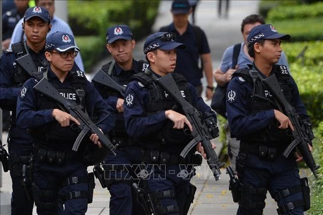 La policía incrementa la seguridad en muchas zonas de Singapur (Foto: AFP/VNA)