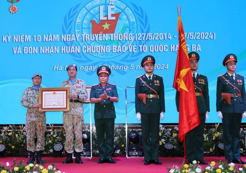 El viceministro de Defensa Hoang Xuan Chien entrega la Orden de Defensa de la Patria al Equipo de Ingenieros número 1. (Foto: VNA)