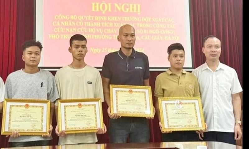 Cuatro jóvenes son elogiados por acción valiente para salvar a víctimas en un incendio en Hanói. (Foto: VNA)