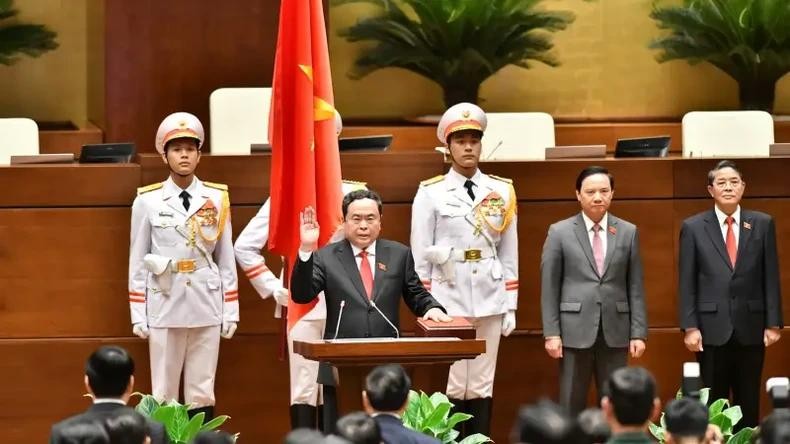 El presidente de la Asamblea Nacional de Vietnam, Tran Thanh Man, presta juramento. 