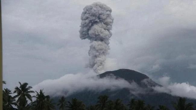 Volcán Ibu arroja fuertemente en Indonesia. (Foto: thestar.com.my)