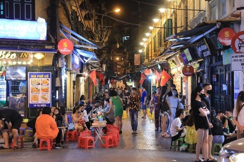 Calle de Ta Hien, uno de los lugares capitalinos de vida nocturna, que atrae a muchos turistas. (Foto: VNA)