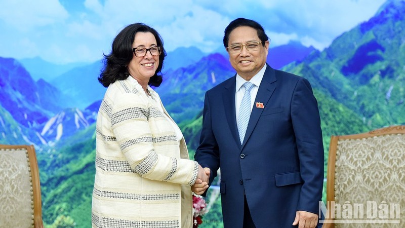 El primer ministro de Vietnam, Pham Minh Chinh, recibe a Manuela V. Ferro, vicepresidenta del BM.