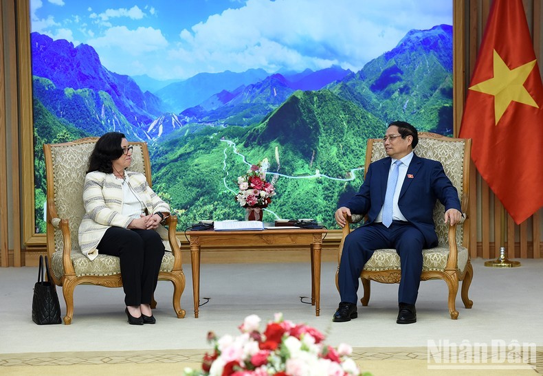 El primer ministro de Vietnam, Pham Minh Chinh, recibe a Manuela V. Ferro, vicepresidenta del BM. 