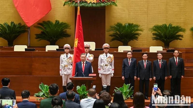 El presidente de Vietnam, To Lam, presta juramento. 