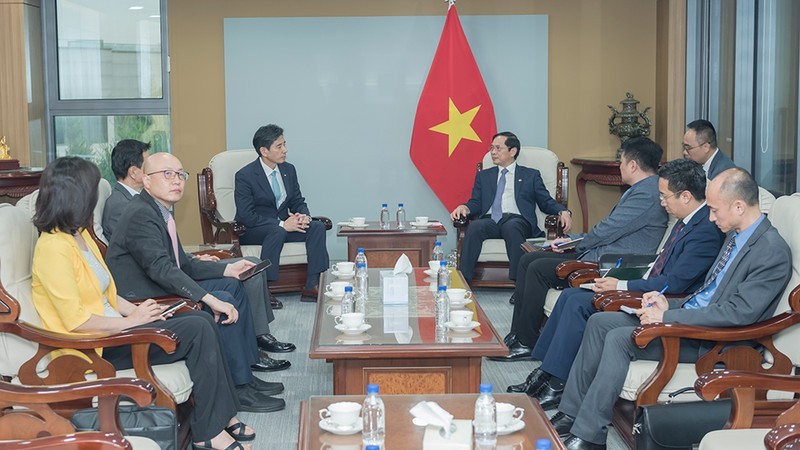 El ministro de Relaciones Exteriores de Vietnam, Bui Thanh Son, recibe al presidente de Asociación Económica y Cultural Corea del Sur – Vietnam (KOVECA), Kwon Sung-taek.