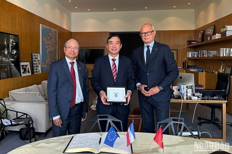 El alcalde de la ciudad de El Havre, Edouard Philippe, recibe al presidente del Comité Popular de la ciudad de Da Nang, Le Trung Chinh. 