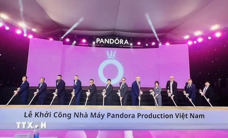 En la ceremonia de inicio de la construcción de la instalación de Pandora en Binh Duong (Foto: VNA)