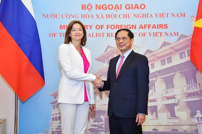 El canciller vietnamita, Bui Thanh Son, y la viceprimera ministra y titular de Asuntos Exteriores y Europeos de Eslovenia, Tanja Fajon. (Foto: dangcongsan.vn)