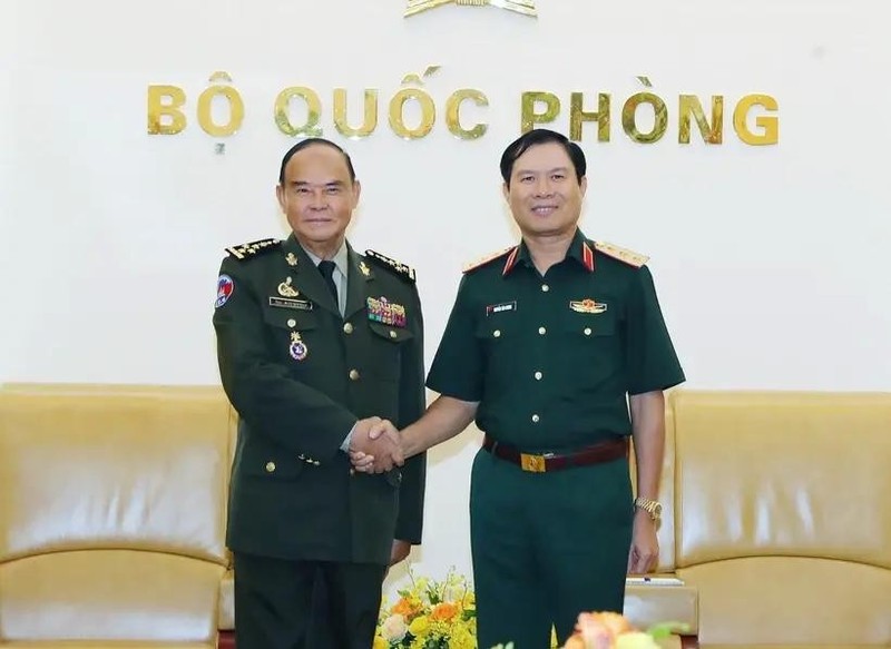 El coronel general Nguyen Tan Cuong, jefe del Estado Mayor General del Ejército Popular de Vietnam (EPV) y viceministro de Defensa, recibe al general Mao Sophan, subcomandante en jefe de las Fuerzas Armadas Reales y comandante del Ejército Real de Camboya. (Foto: VNA)