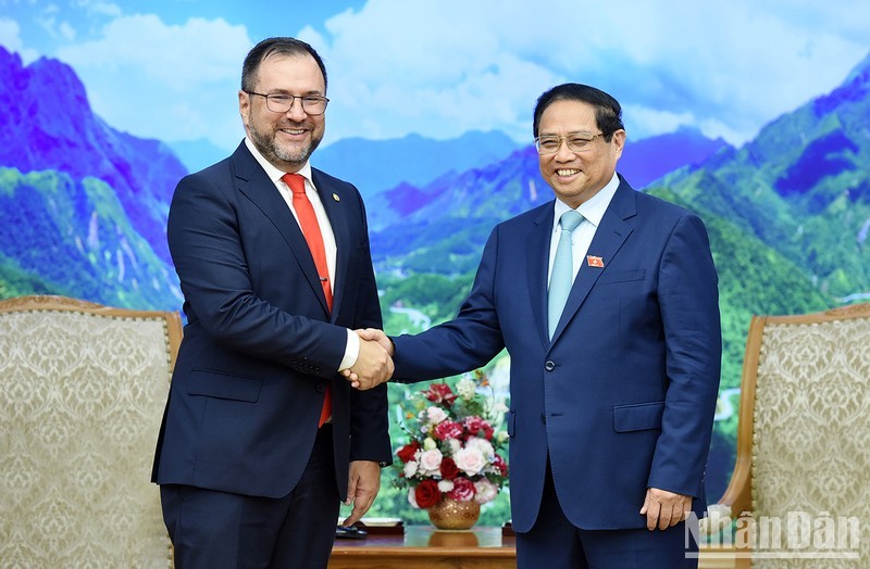 El primer ministro de Vietnam, Pham Minh Chinh, recibe hoy al ministro del Poder Popular para Relaciones Exteriores de Venezuela, Yván Gil Pinto.