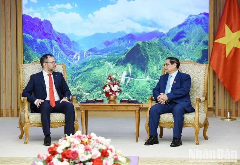 El primer ministro de Vietnam, Pham Minh Chinh, recibe al ministro del Poder Popular para Relaciones Exteriores de Venezuela, Yván Gil Pinto.