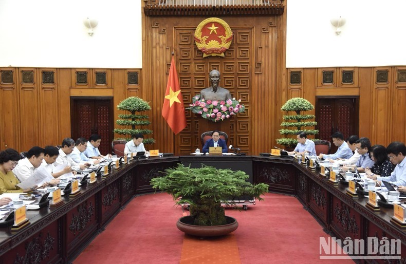 El primer ministro de Vietnam, Pham Minh Chinh, preside la reunión. 