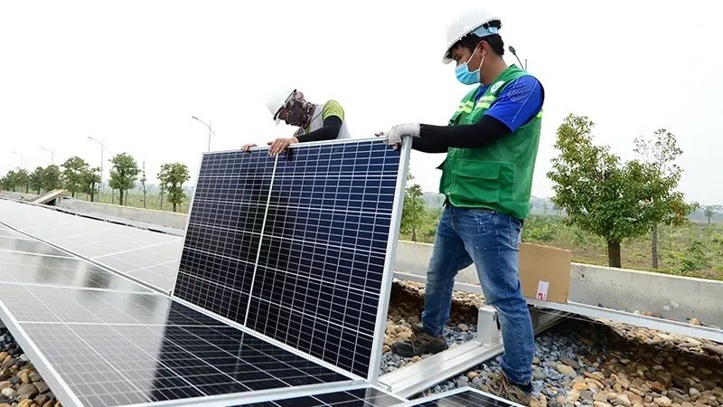 Instalación de paneles solares en el tejado de la planta de agua Song Duong con inversión del grupo AquaOne. 