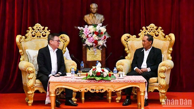 El secretario del Partido y gobernador de Luang Prabang, Khamkhan Chanthavisuk, recibe a Le Quoc Minh, presidente-editor del periódico Nhan Dan.