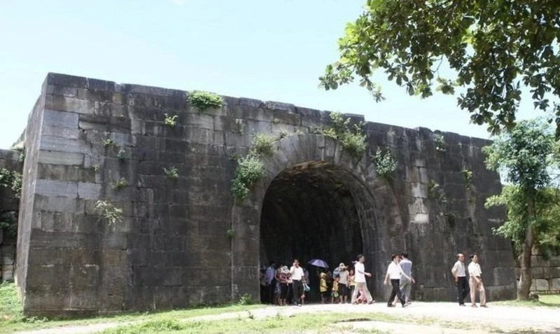 Los turistas visitan la puerta de piedra en el norte de la ciudadela de la dinastía Ho. (Foto: VNA)