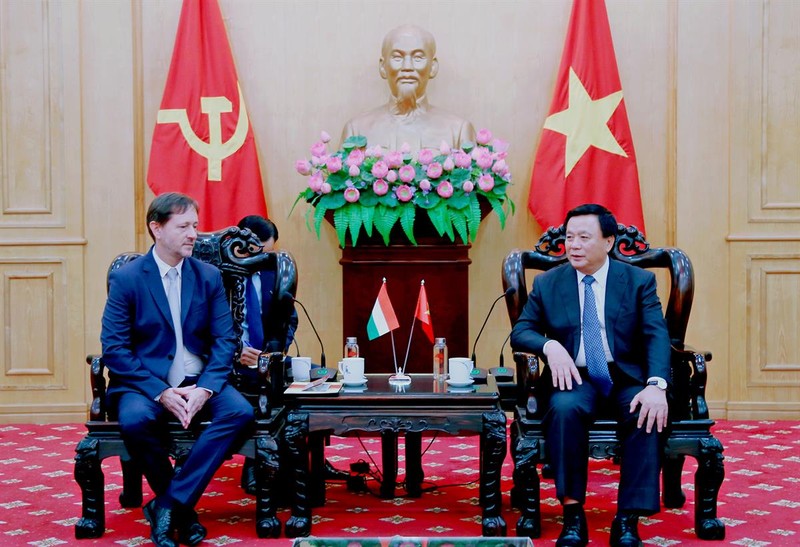 En la reunión entre el director de la Academia Nacional de Política Ho Chi Minh y presidente del Consejo Teórico Central, Nguyen Xuan Thang,y el embajador de Hungría, Baloghdi Tibor (Foto: hcma.vn)