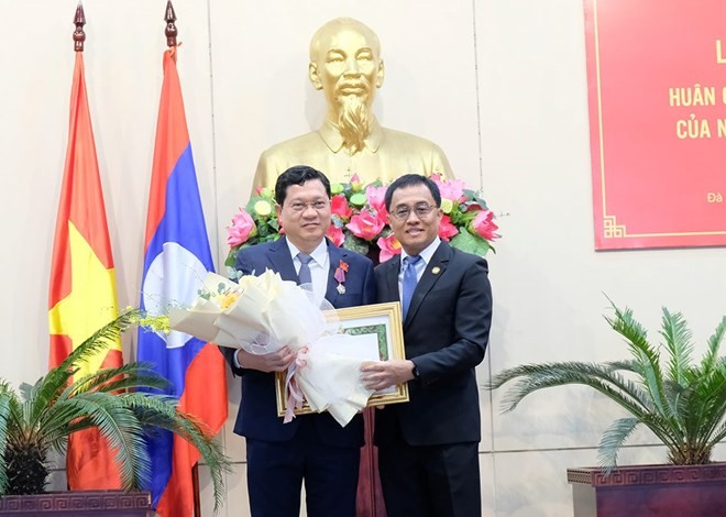 La entrega de la Orden de la Libertad de Tercera Clase de Laos al vicepresidente del Consejo Popular de Da Nang, Tran Phuoc Son (Foto: laodong.vn)