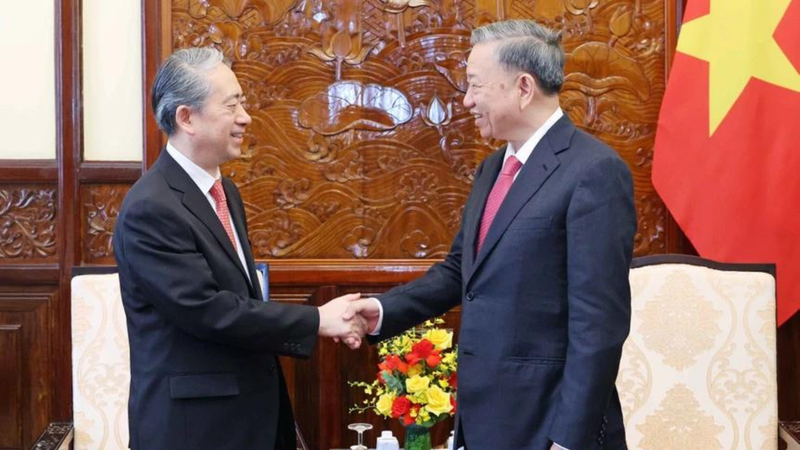 El presidente de Vietnam, To Lam, y embajador chino acreditado en Vietnam, Xiong Bo. (Foto: VNA)