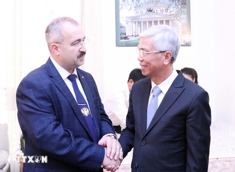 El vicepresidente del Comité Popular de Ciudad Ho Chi Minh Vo Van Hoan felicita al cónsul general de Rusia, Sadykov Timur Sirozhevich. (Foto: VNA)