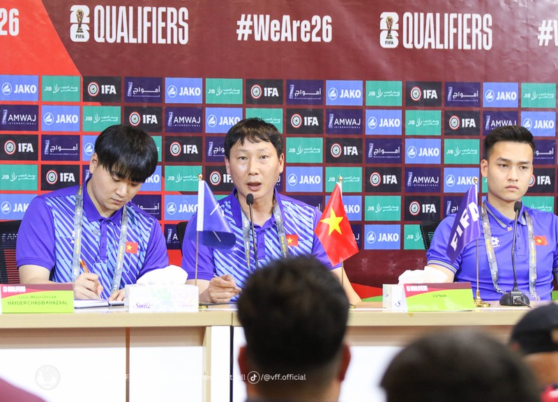 El entrenador de la selección de fútbol masculina vietnamita Kim Sang-sik, en la centro. (Foto: VFF)
